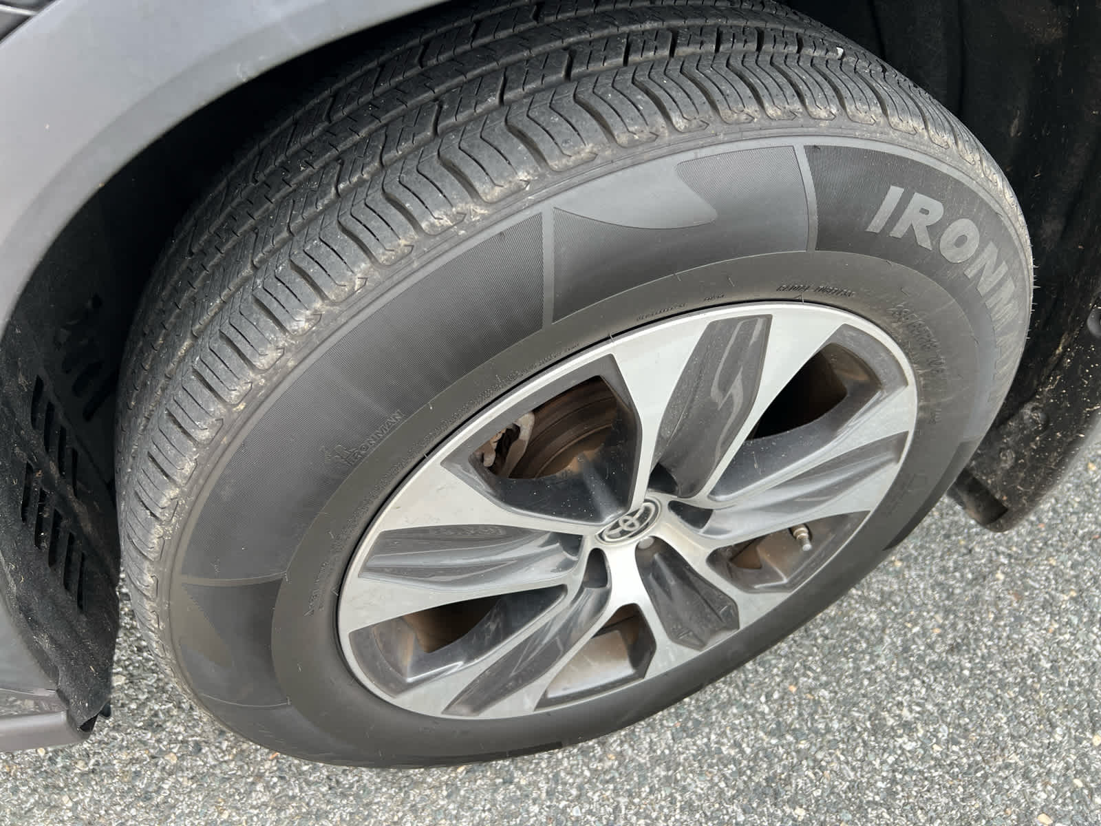 2021 Toyota Highlander XLE photo 2