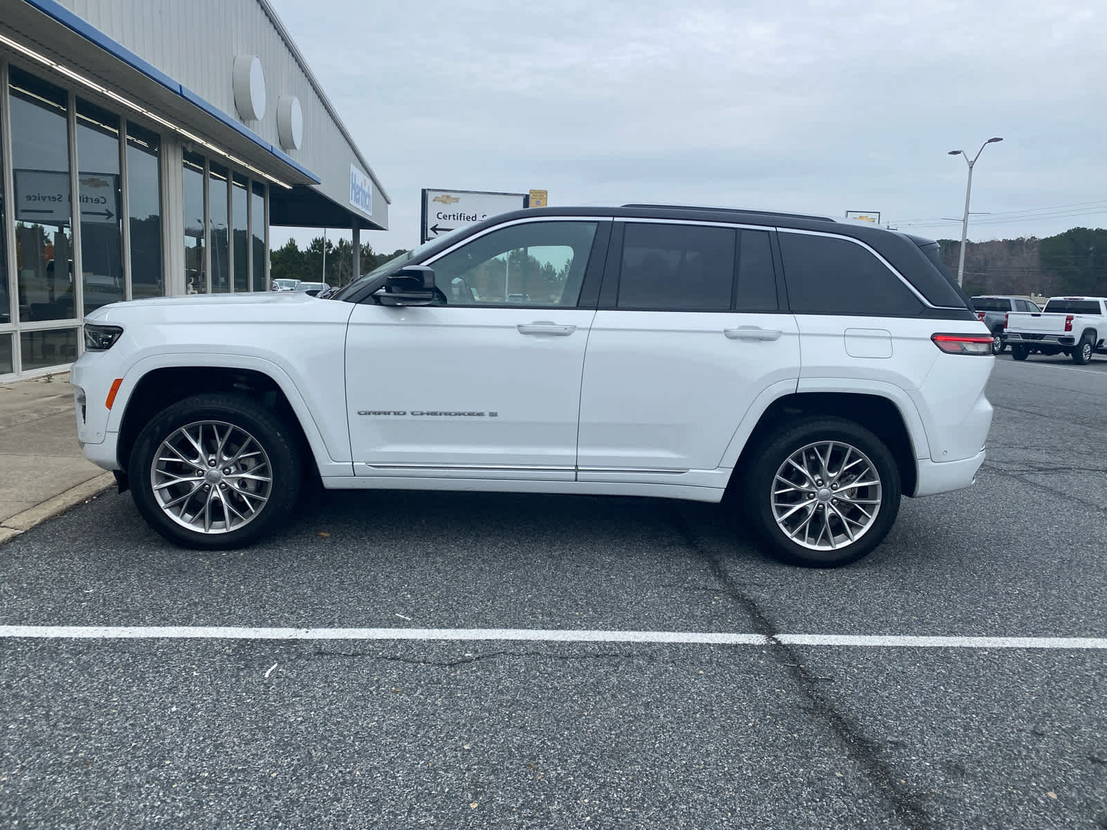 2023 Jeep Grand Cherokee Summit photo 2