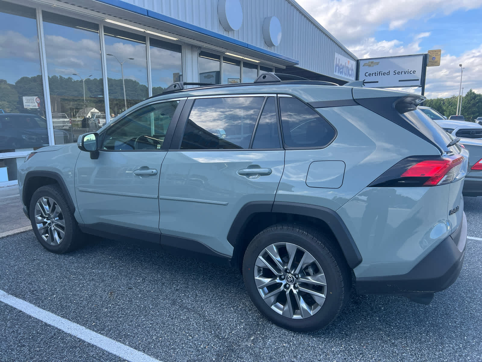 2022 Toyota RAV4 XLE Premium photo 3