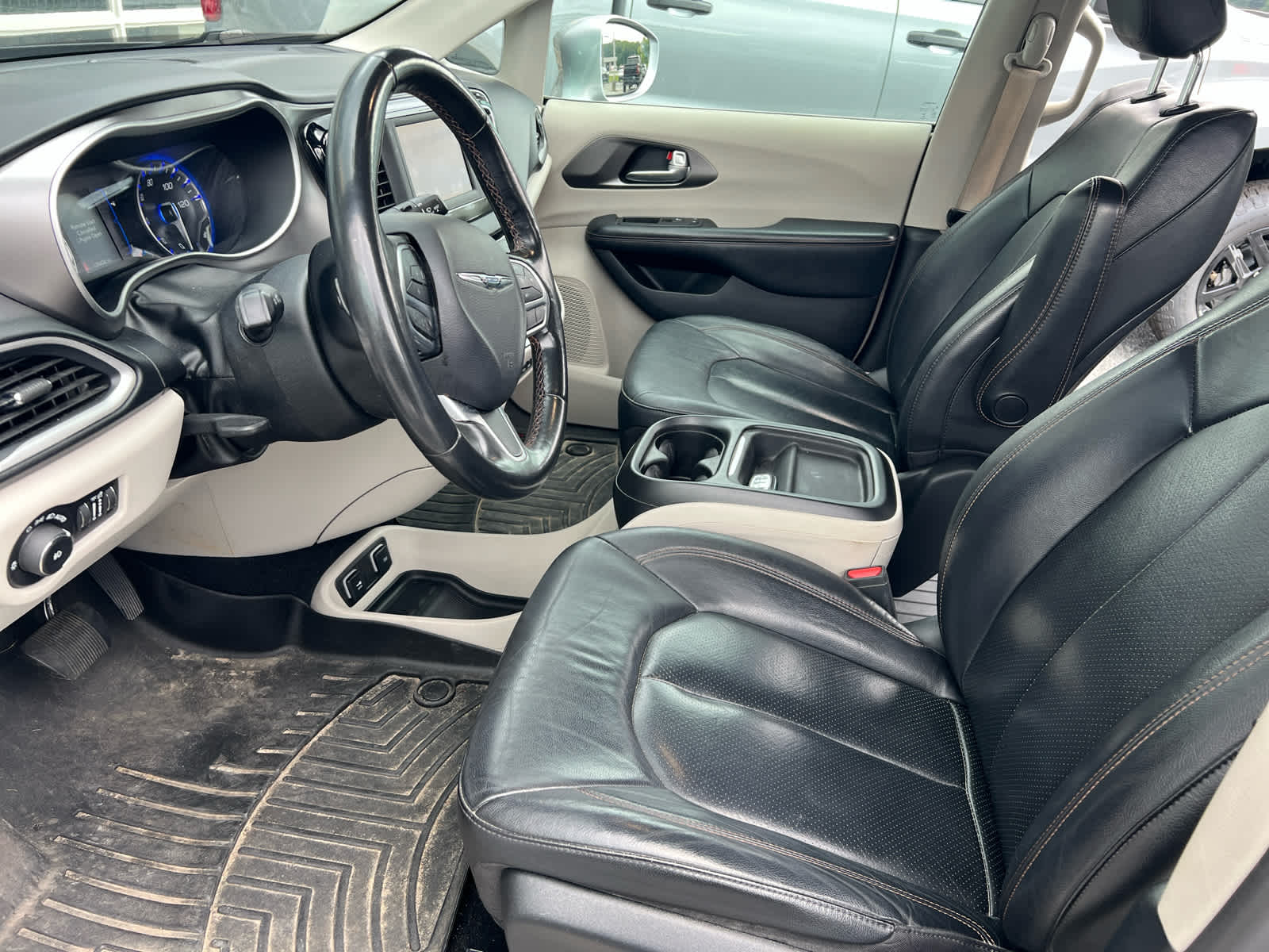 2020 Chrysler Pacifica Touring L photo 4