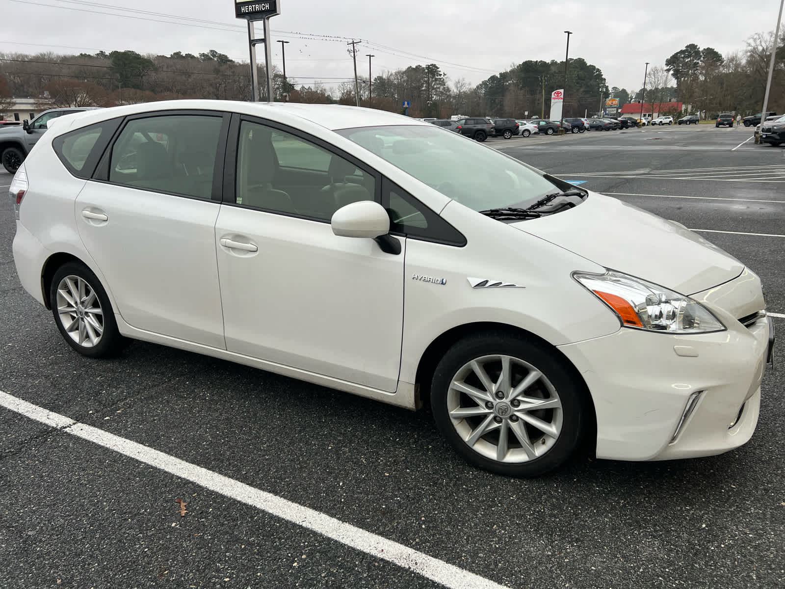 2014 Toyota Prius v Five's photo