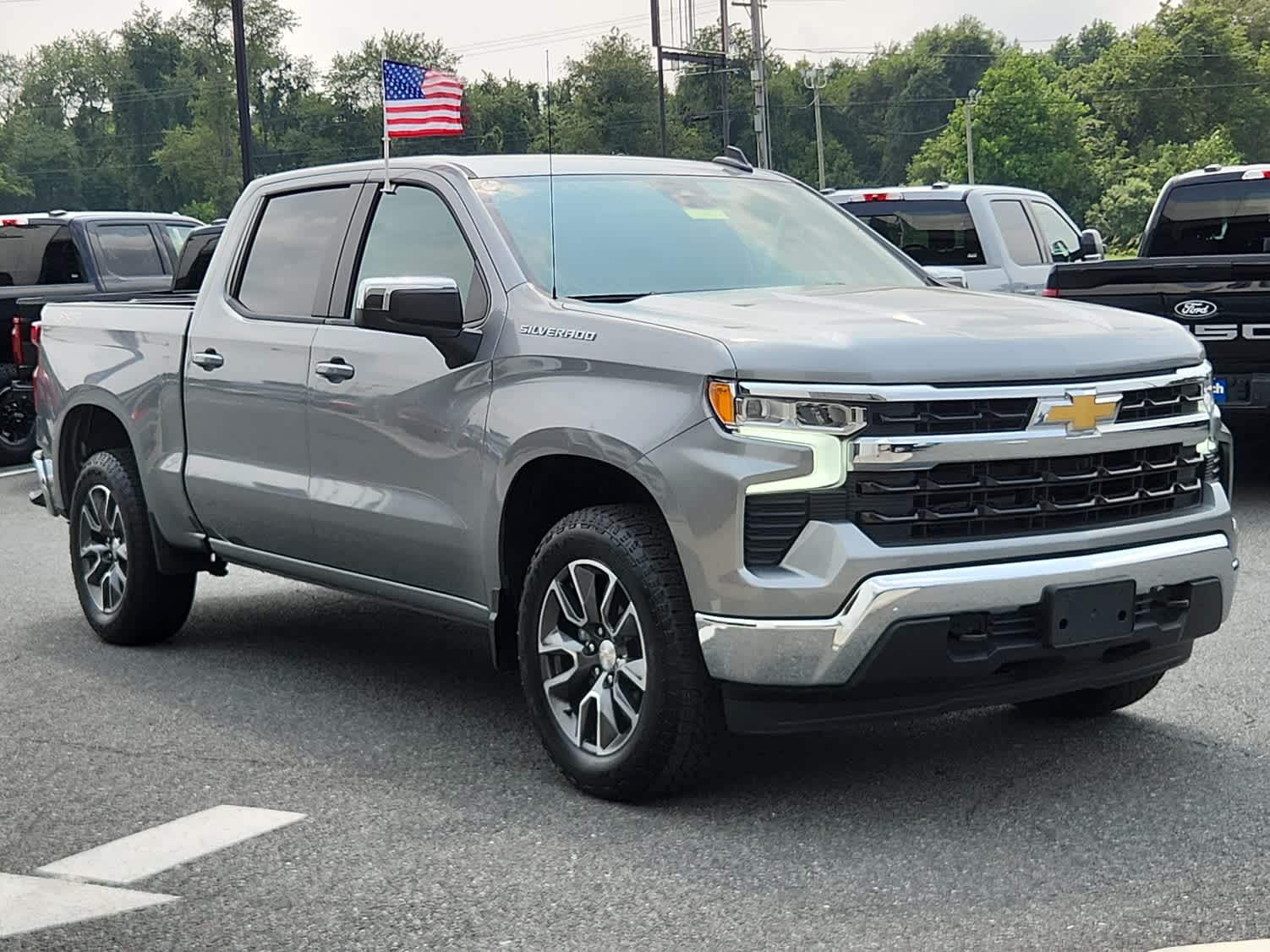 2023 Chevrolet Silverado 1500 LT photo 2