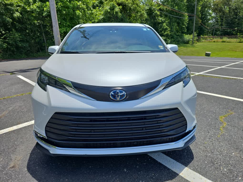 2024 Toyota Sienna XLE 8-Passenger Hybrid FWD's photo
