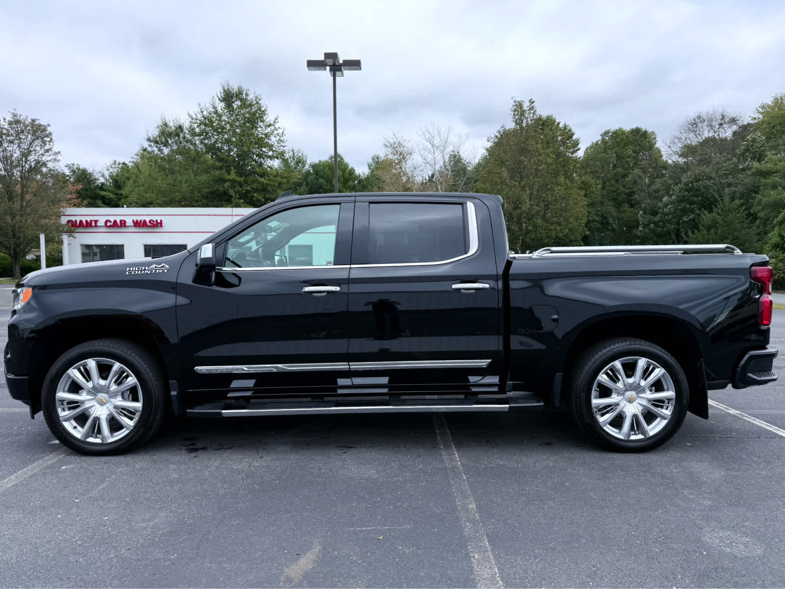 2024 Chevrolet Silverado 1500 High Country photo 2
