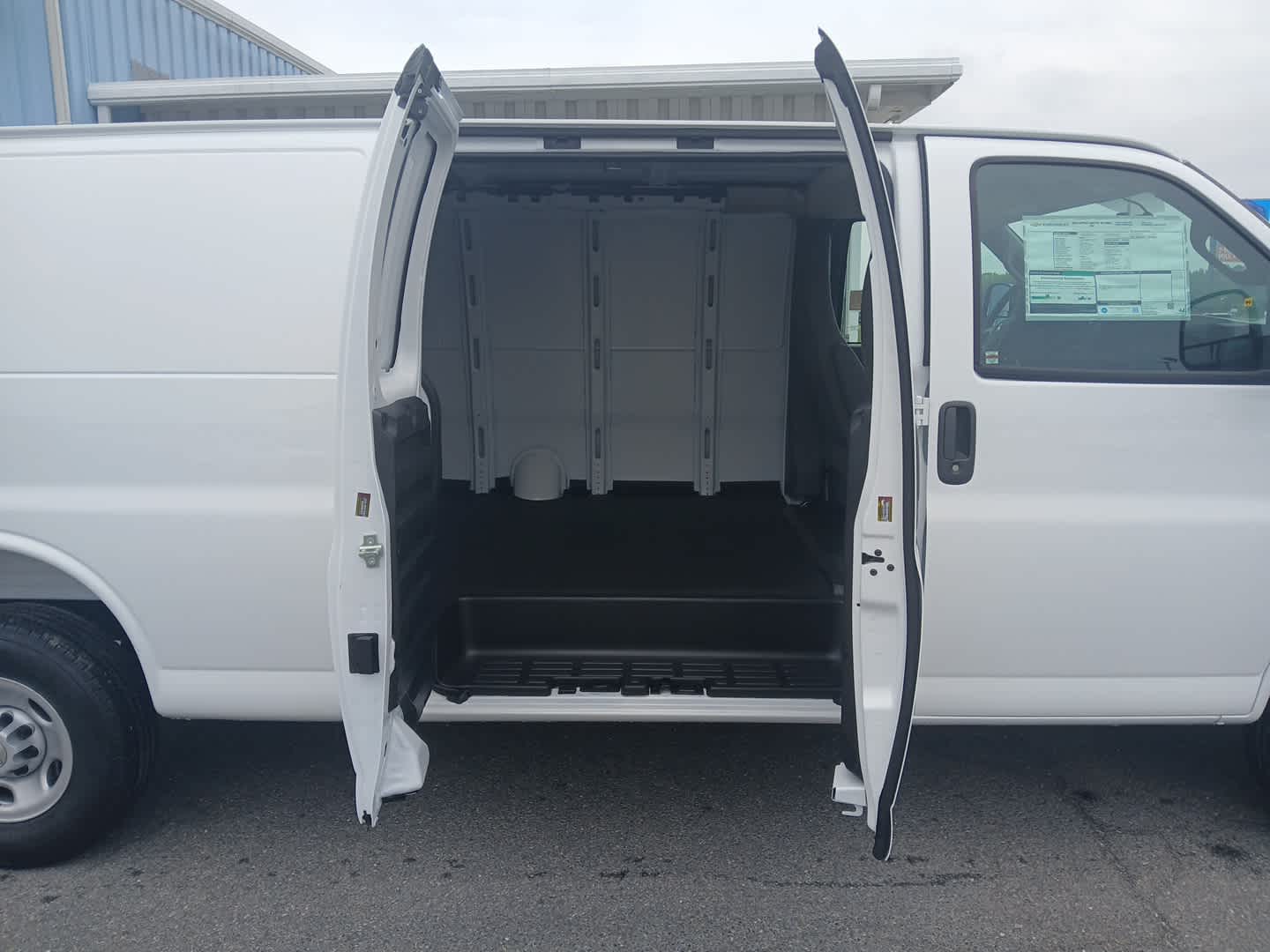 2025 Chevrolet Express Cargo Work Van - Photo 15