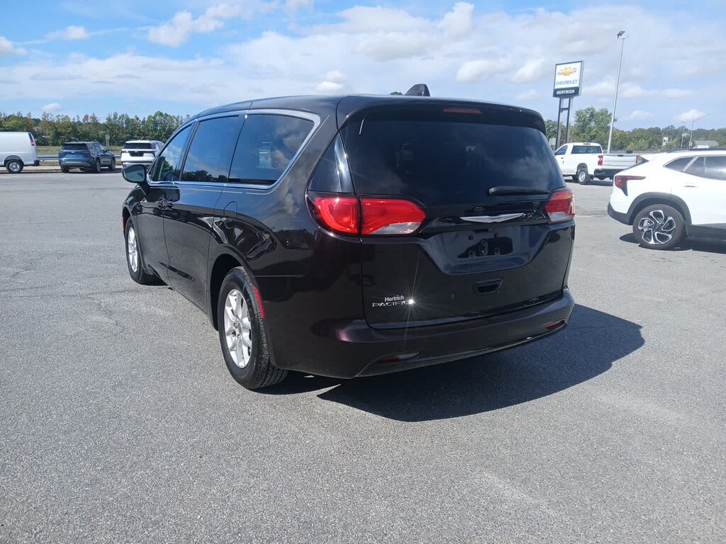 Used 2017 Chrysler Pacifica Touring Van