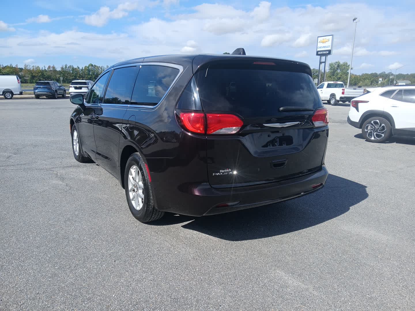 2017 Chrysler Pacifica Touring photo 3
