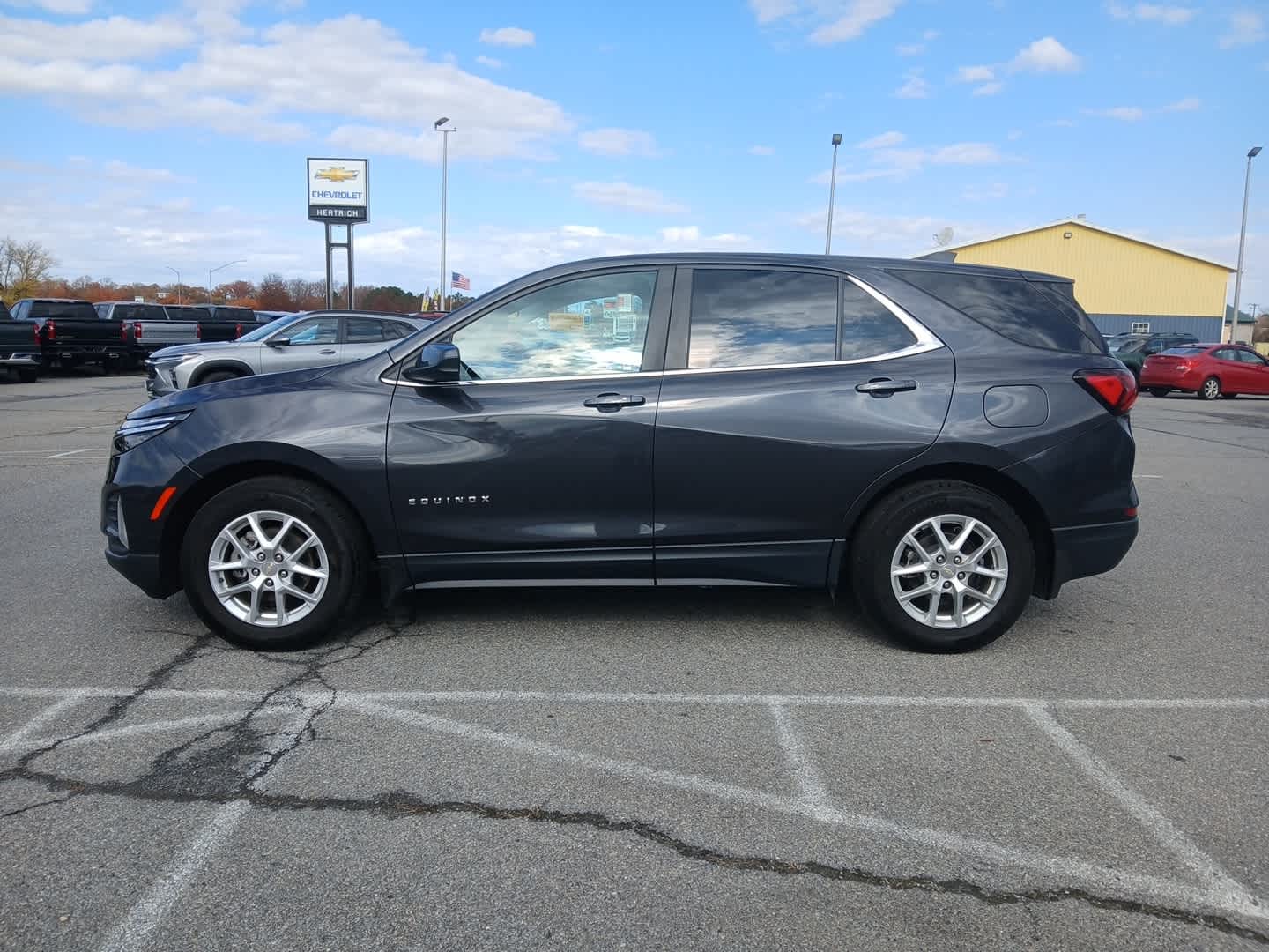 2022 Chevrolet Equinox LT photo 2
