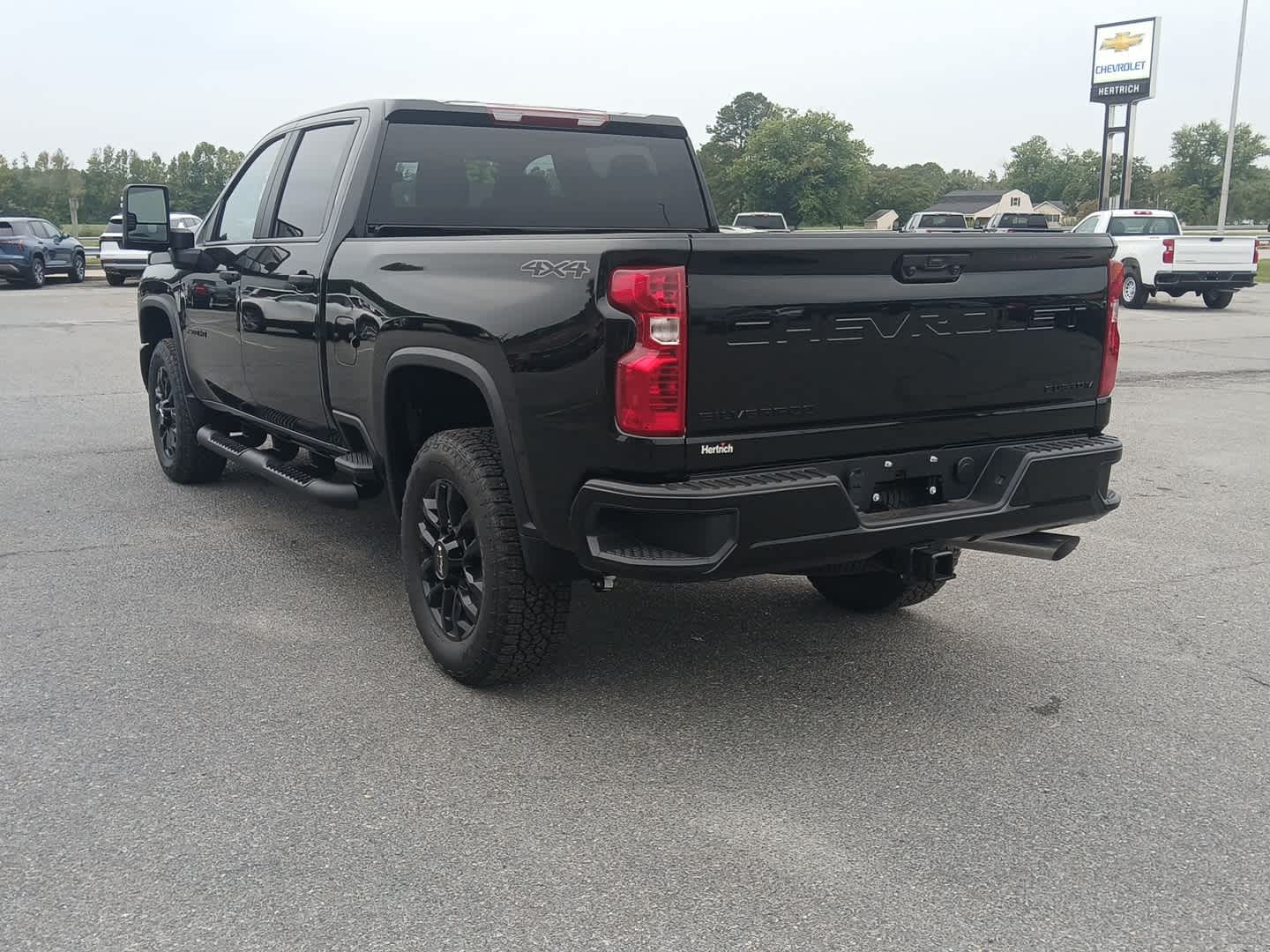 2025 Chevrolet Silverado 2500HD Custom photo 2