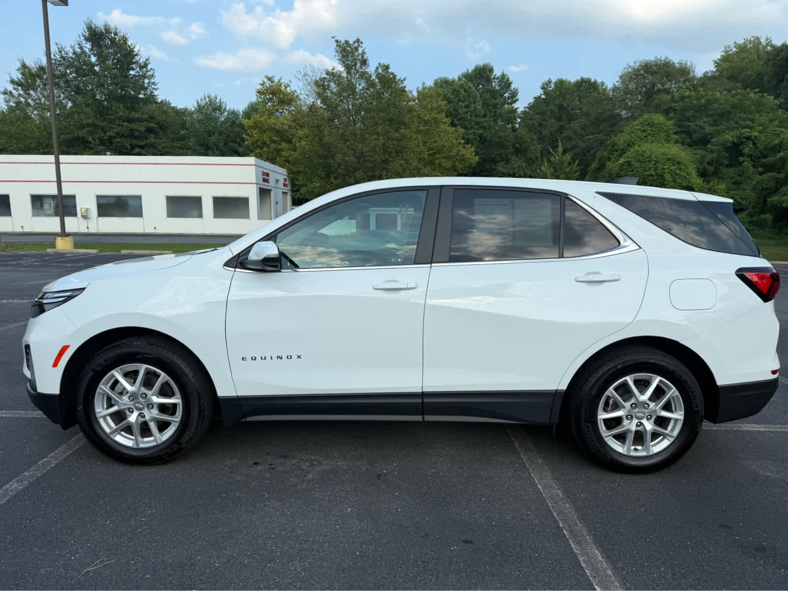2023 Chevrolet Equinox LT photo 2