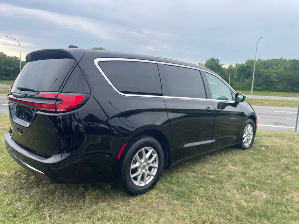 Used 2024 Chrysler Pacifica Touring L