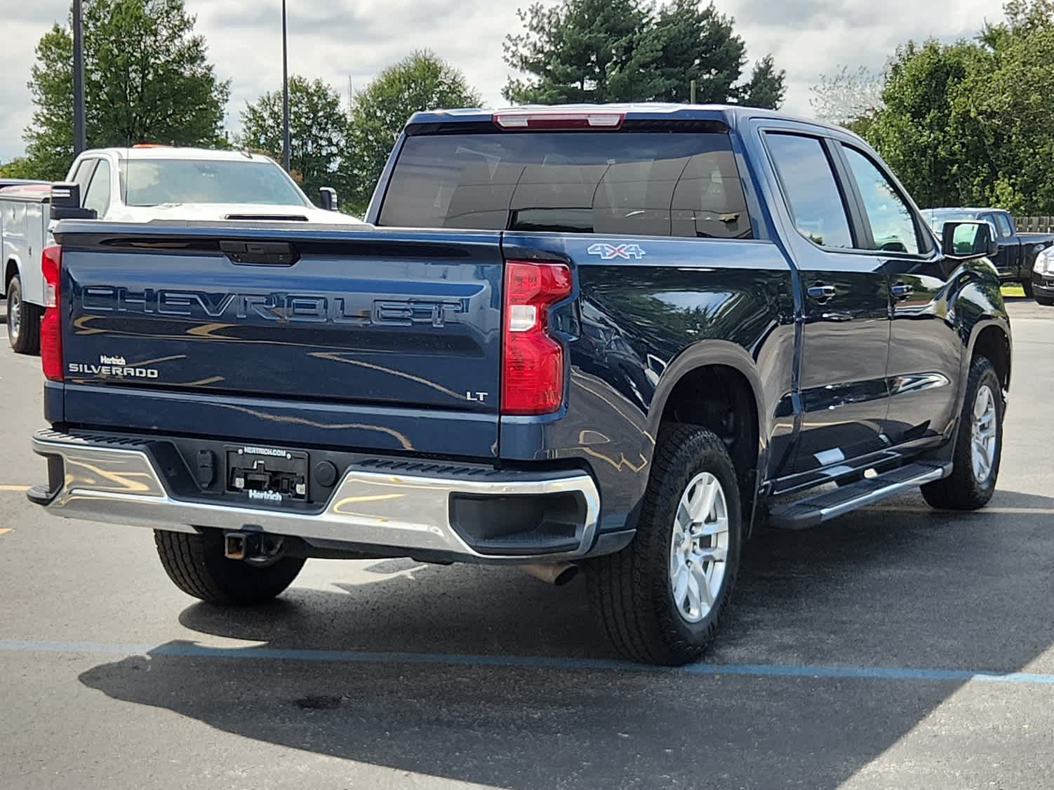 2021 Chevrolet Silverado 1500 LT photo 3