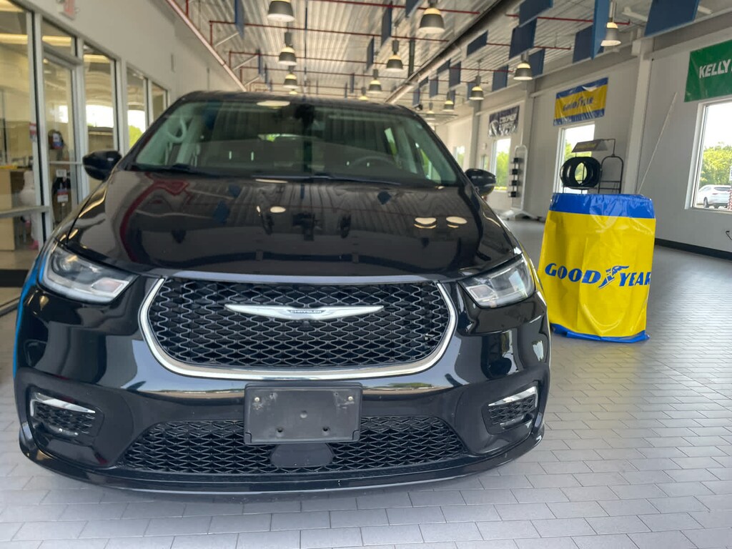 Used 2024 Chrysler Pacifica Touring L