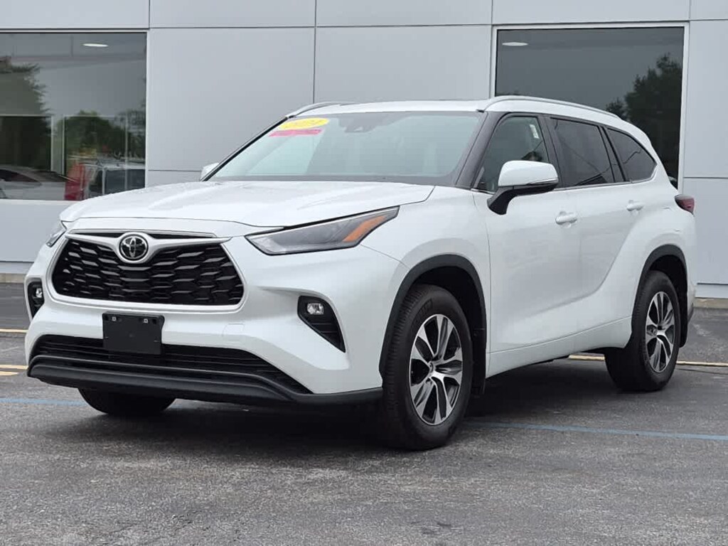 Used 2024 Toyota Highlander LE