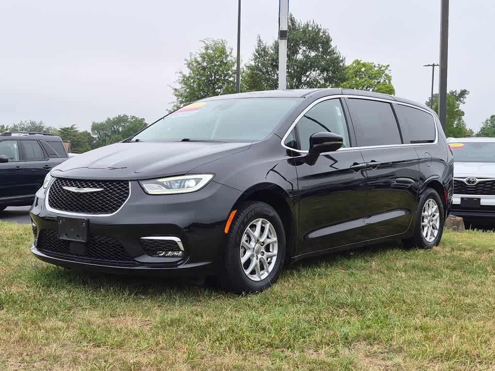 2024 Chrysler Pacifica Touring L's photo