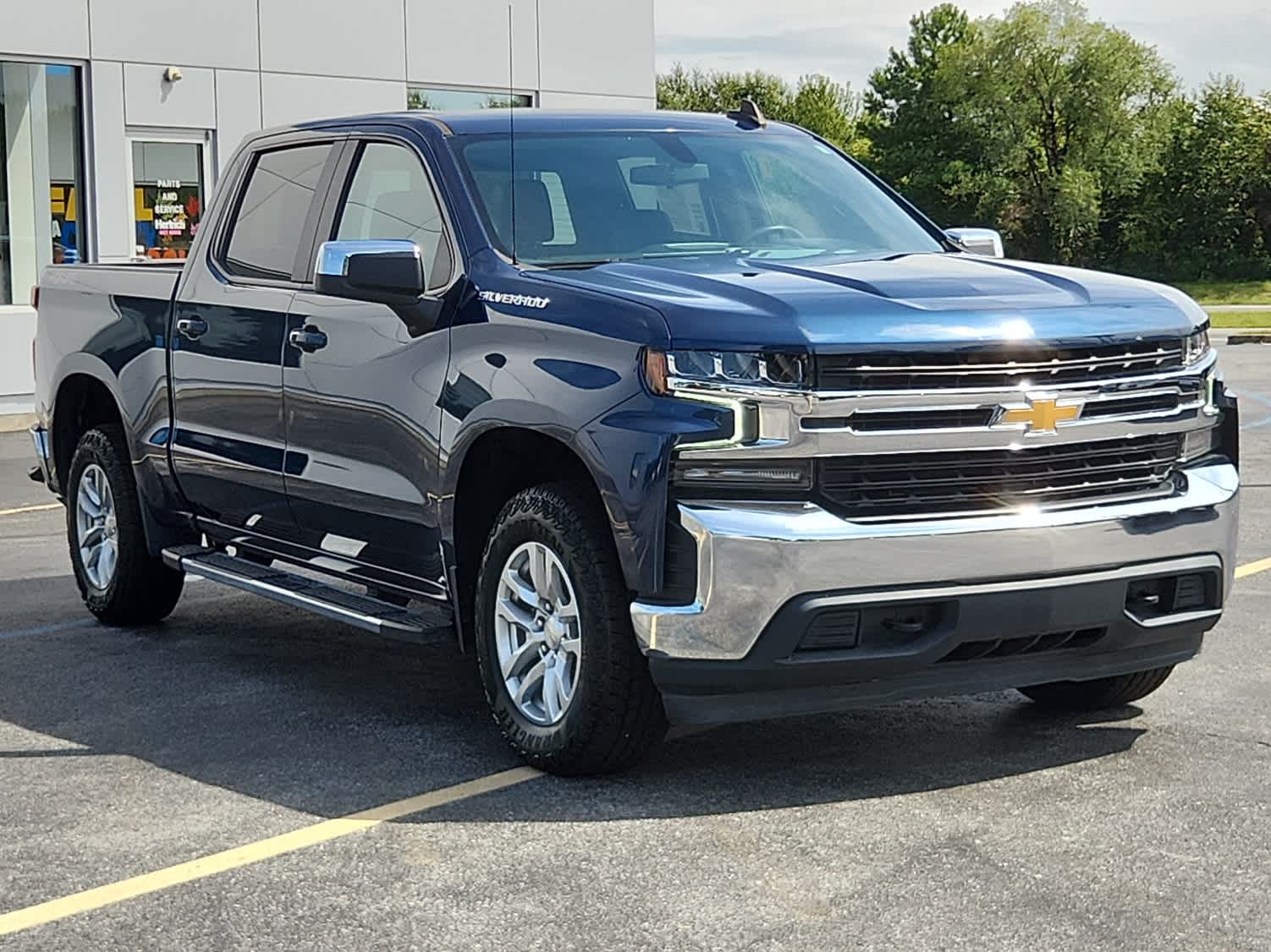 2021 Chevrolet Silverado 1500 LT photo 2