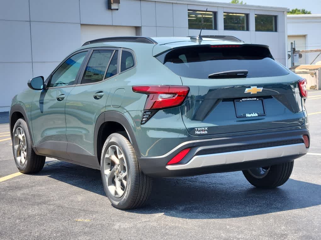 2025 Chevrolet Trax LT photo 2