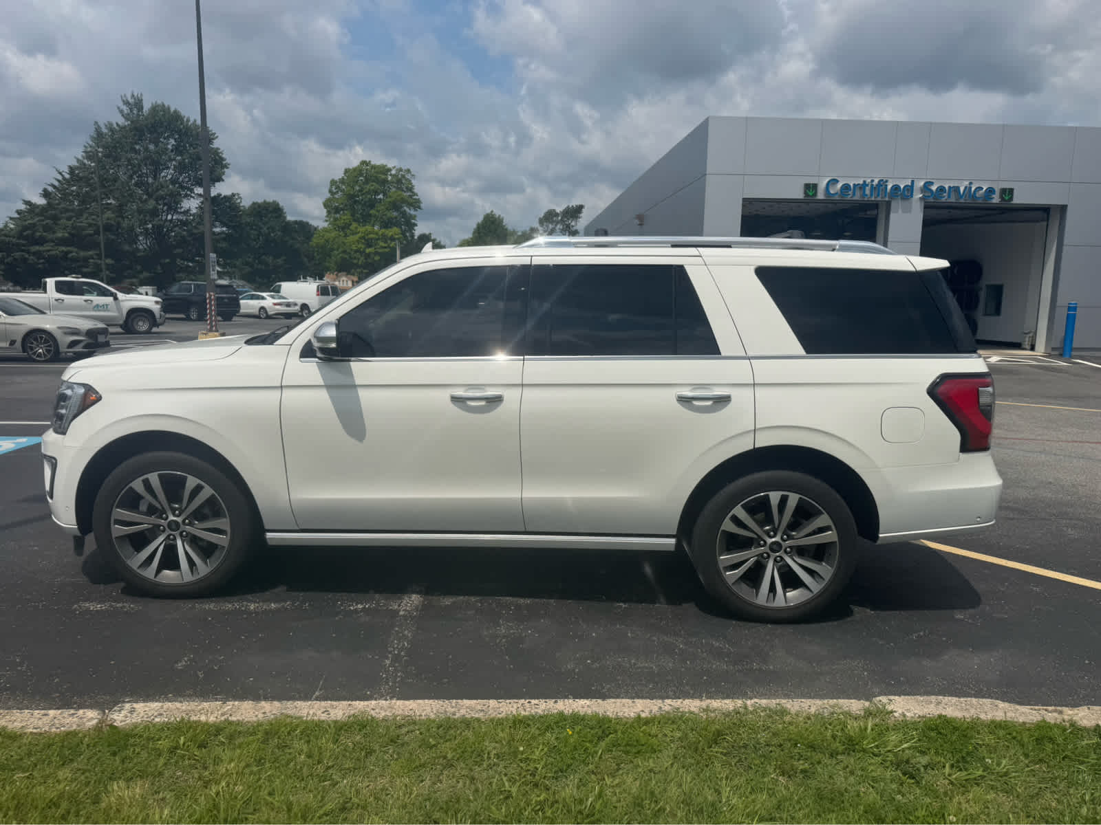 Used 2021 Ford Expedition Platinum with VIN 1FMJU1MT1MEA69223 for sale in Dover, DE