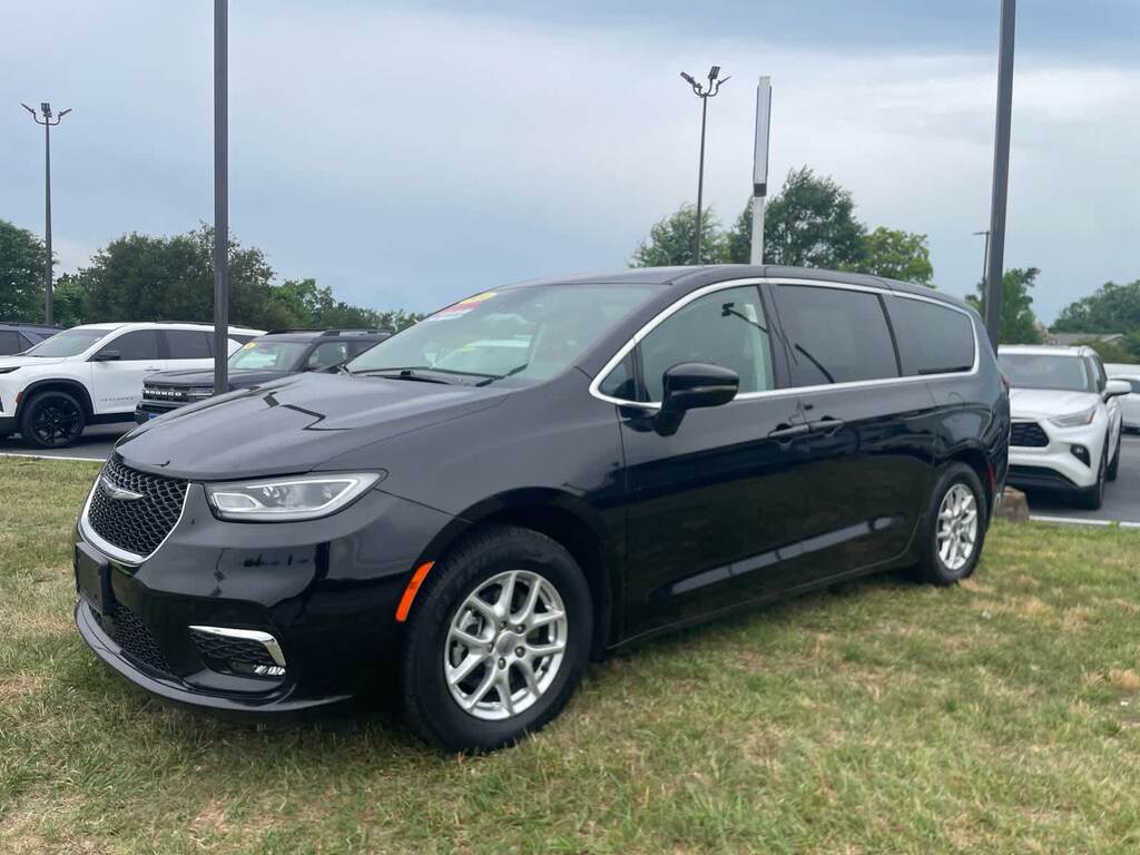 Used 2024 Chrysler Pacifica Touring L