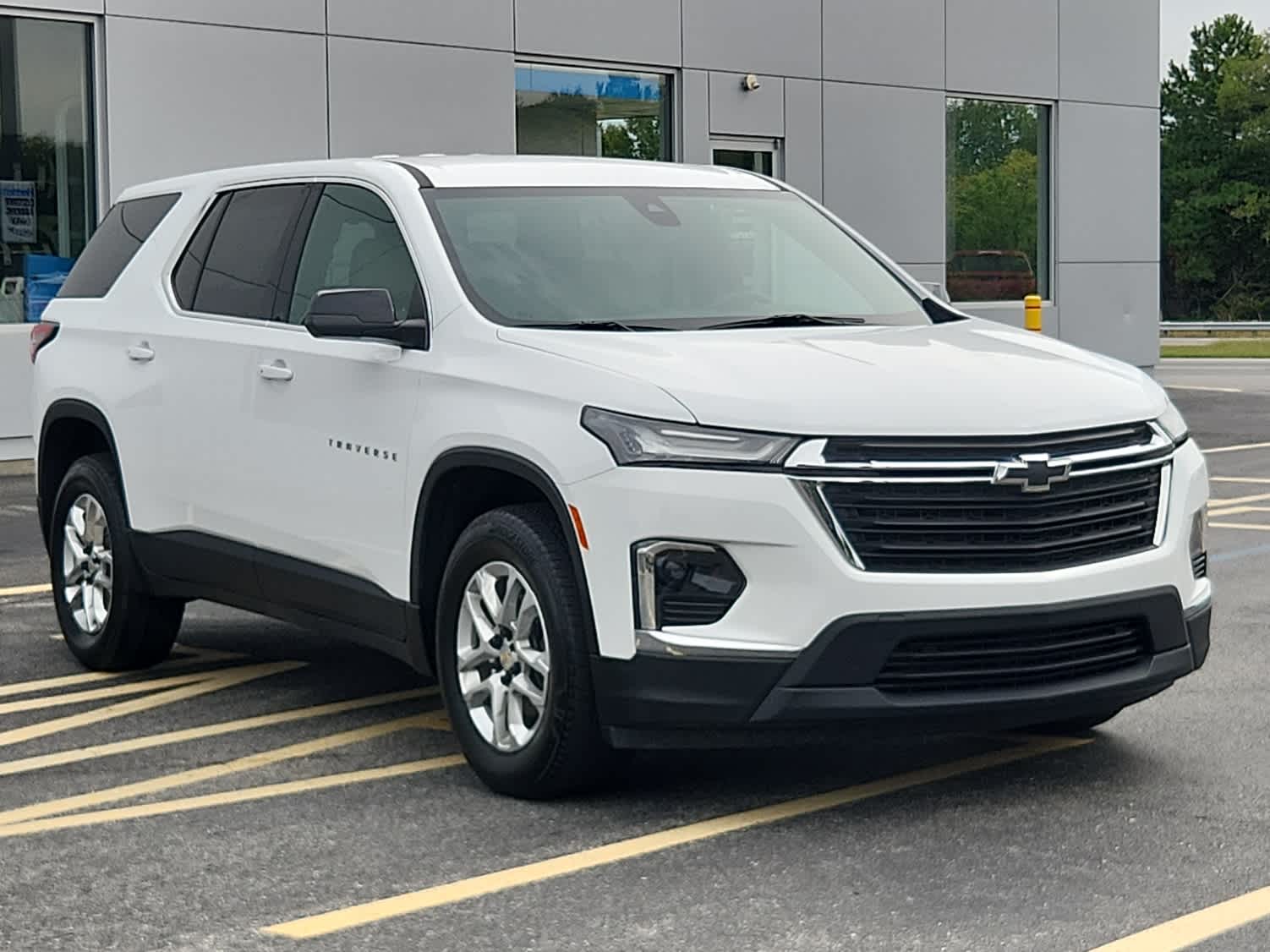 2023 Chevrolet Traverse LS photo 2
