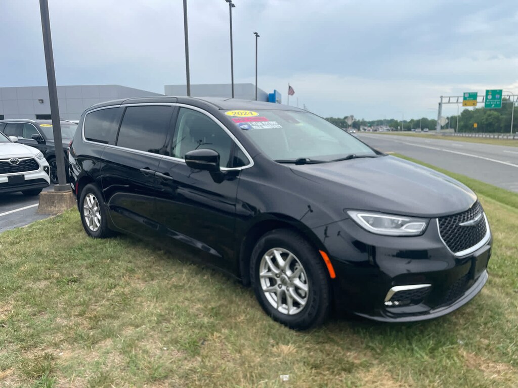 Used 2024 Chrysler Pacifica Touring L