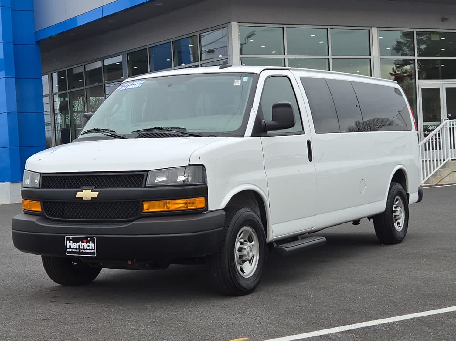 2023 Chevrolet Express Passenger LS's photo