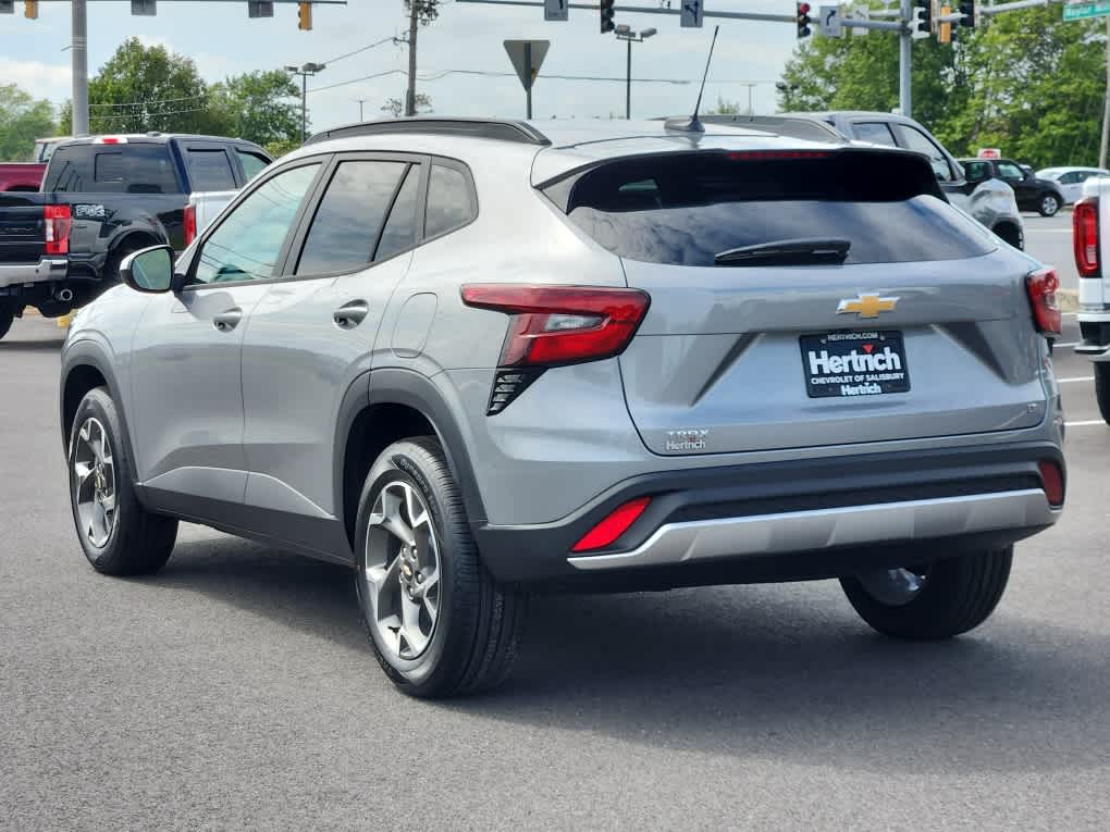 2025 Chevrolet Trax LT photo 2