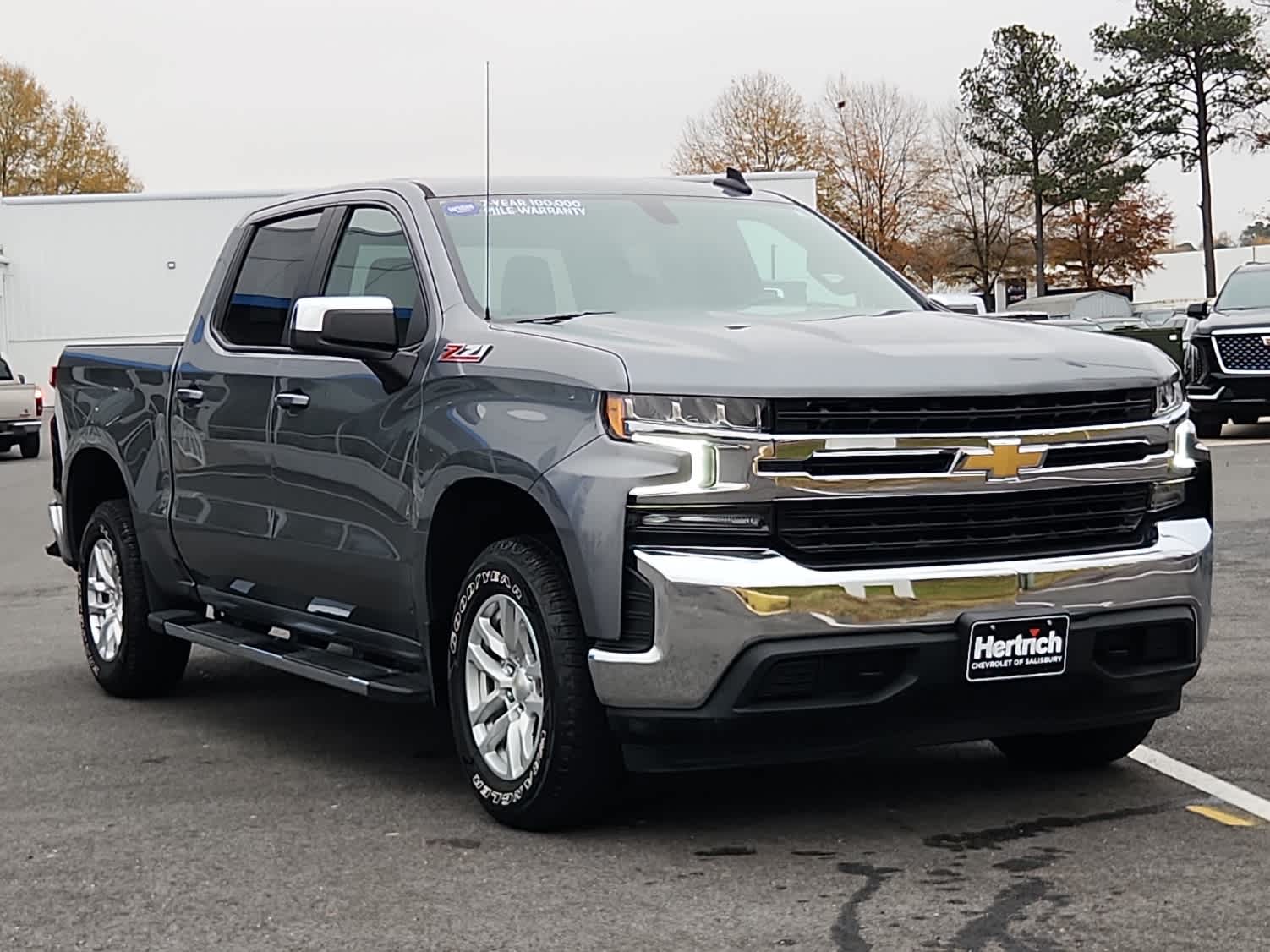 2022 Chevrolet Silverado 1500 LT photo 2