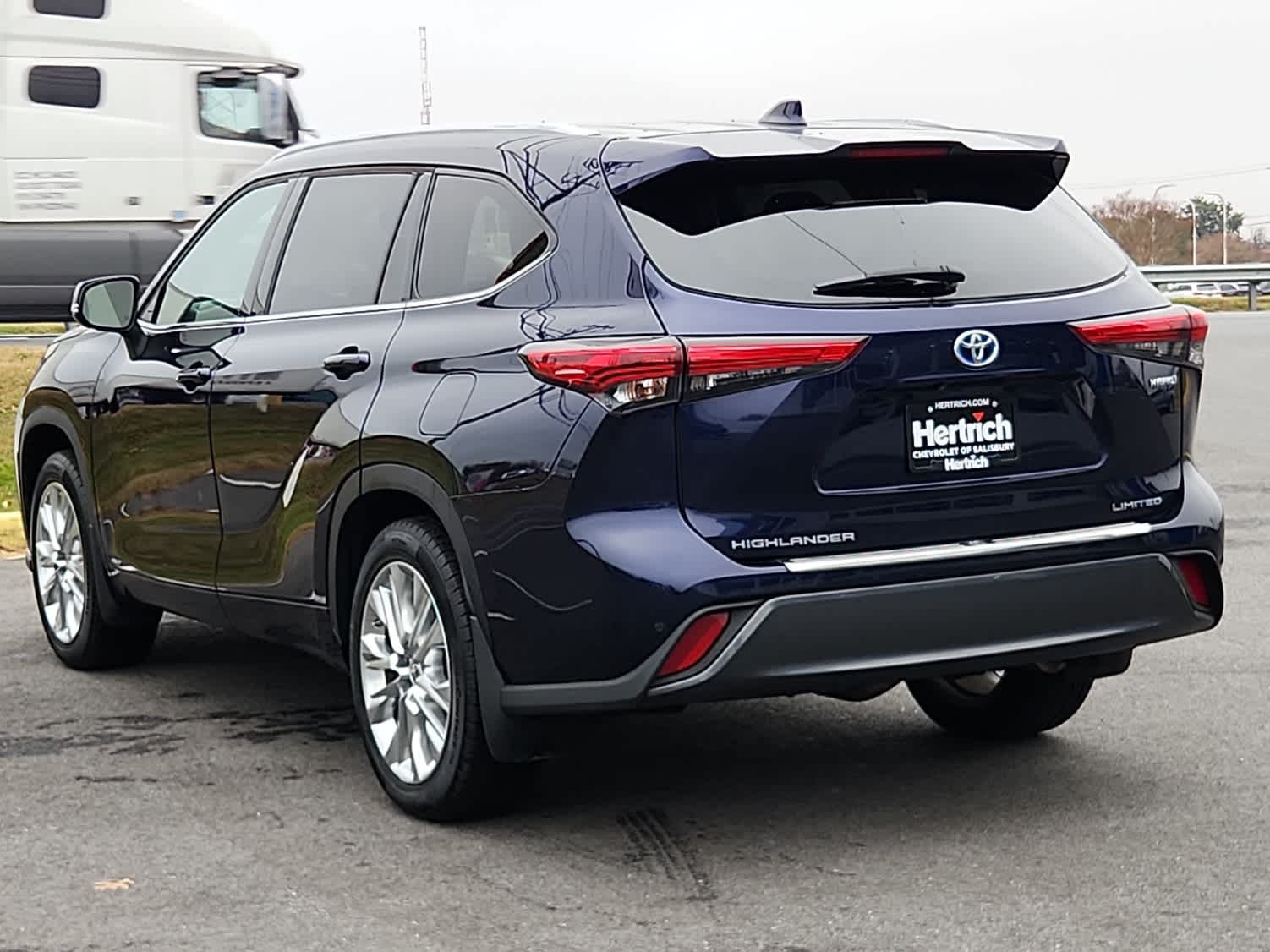 2022 Toyota Highlander Hybrid Limited photo 4