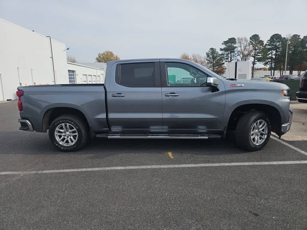 2022 Chevrolet Silverado 1500 LT photo 2