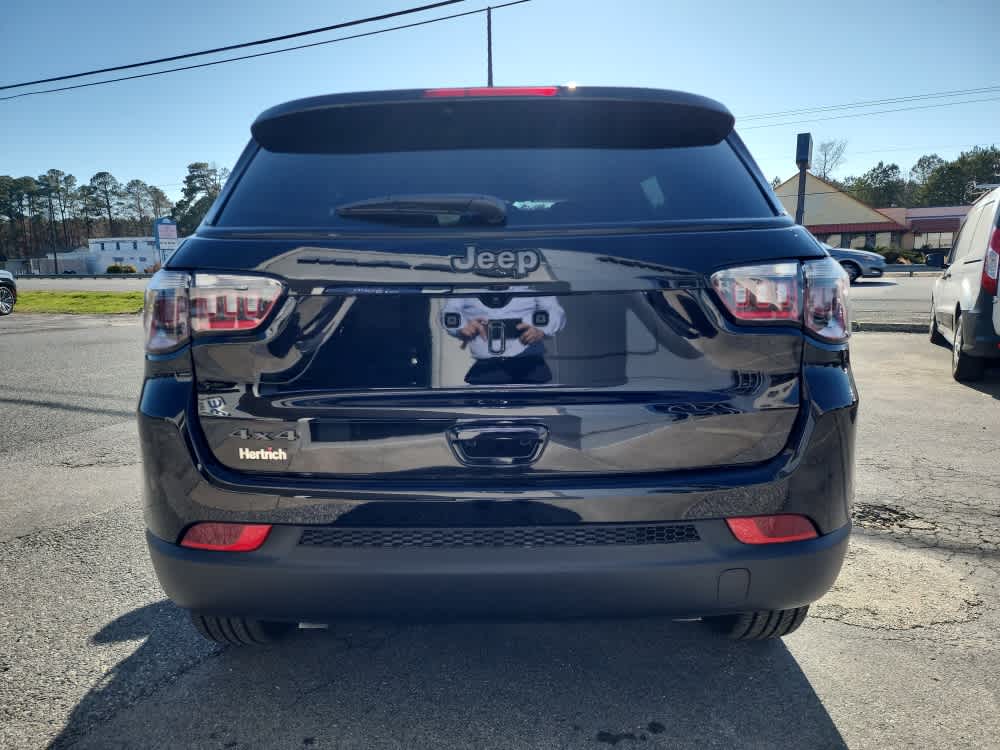 2025 Jeep Compass Latitude photo 4