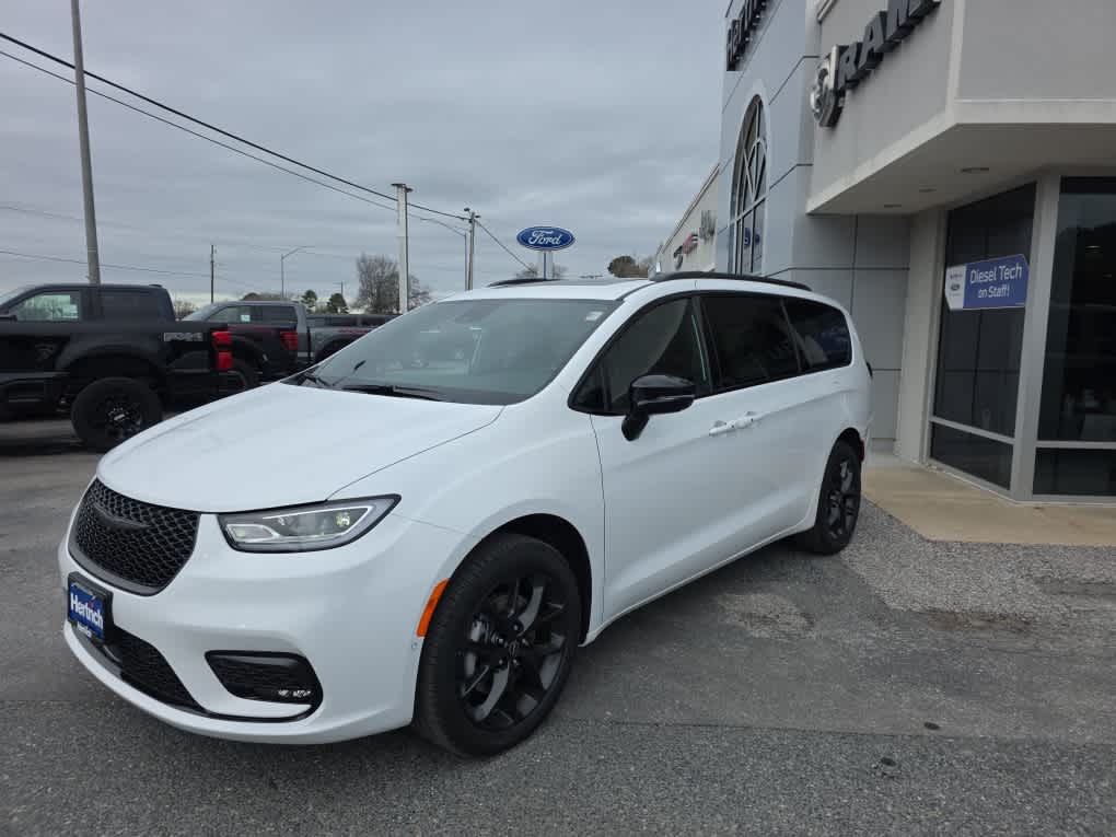 2026 Chrysler Pacifica Limited's photo