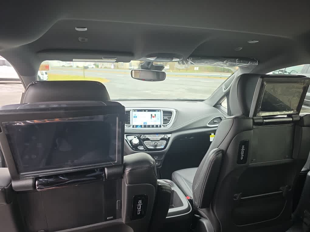 2026 Chrysler Pacifica Select - Photo 13
