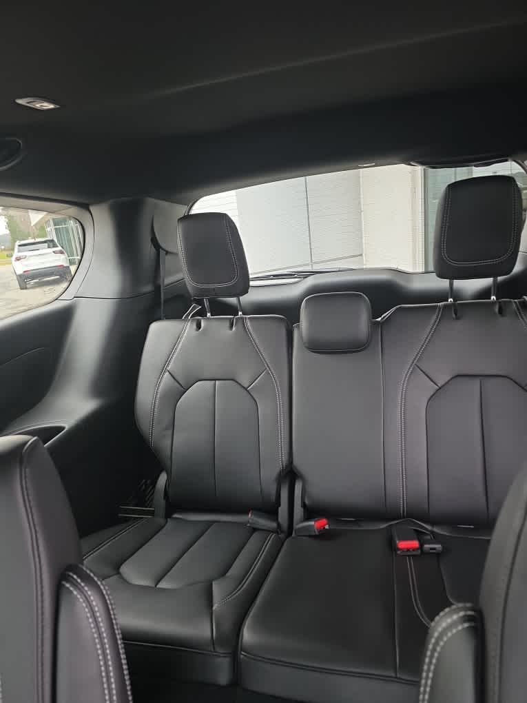 2026 Chrysler Pacifica Select - Photo 12