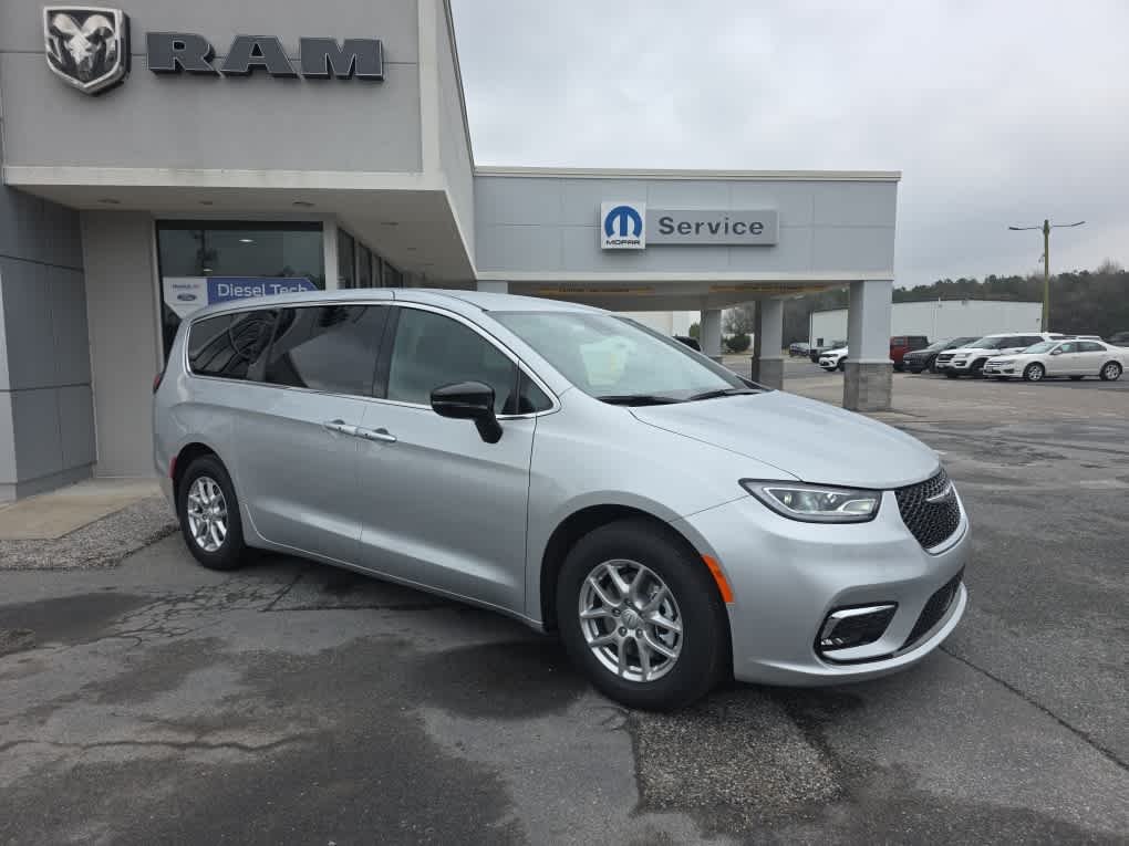 2026 Chrysler Pacifica Select's photo