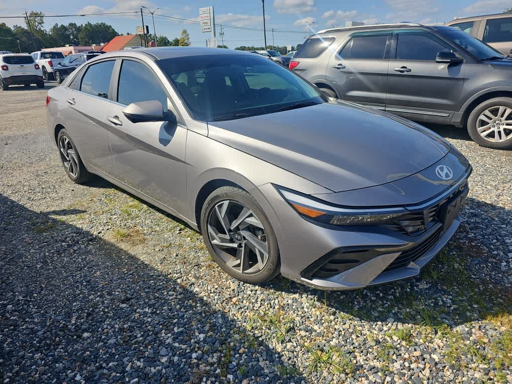 2024 Hyundai Elantra Limited photo 3