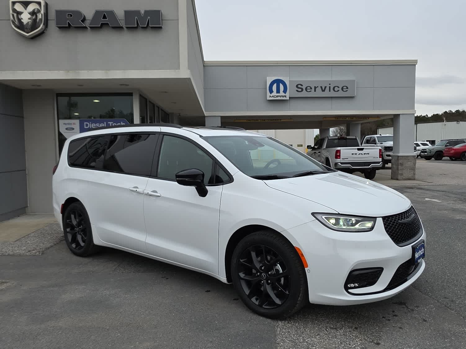2026 Chrysler Pacifica Limited's photo