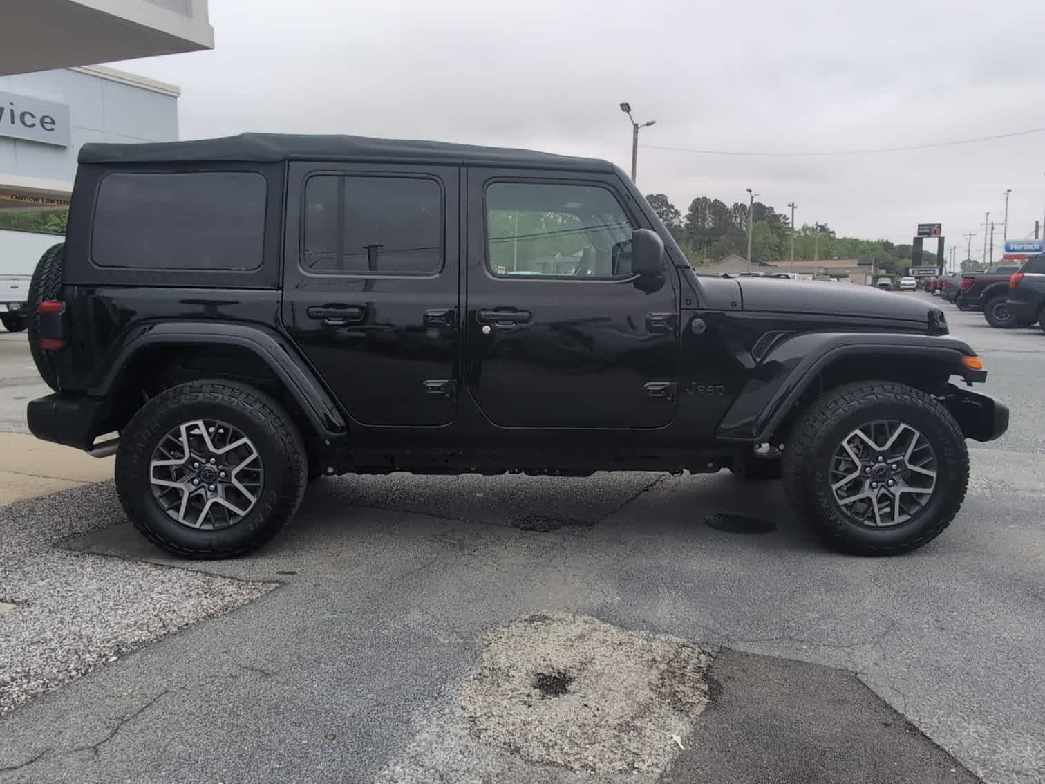 2025 Jeep Wrangler 4-Door Sahara - Photo 4