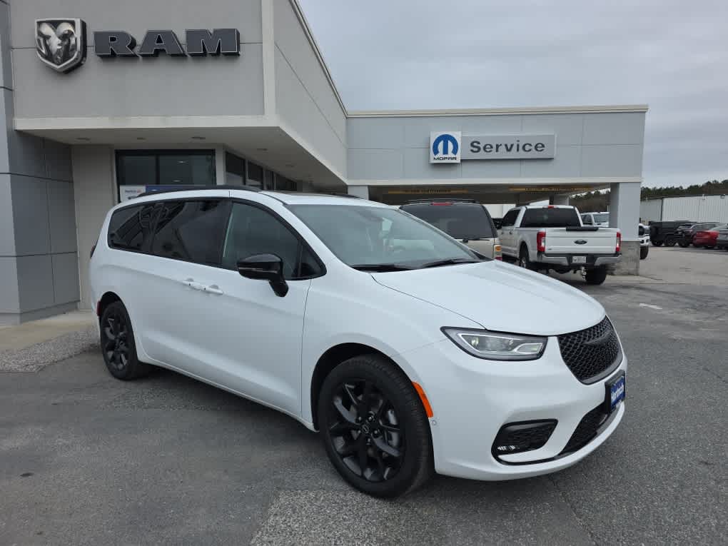 2026 Chrysler Pacifica Limited AWD's photo