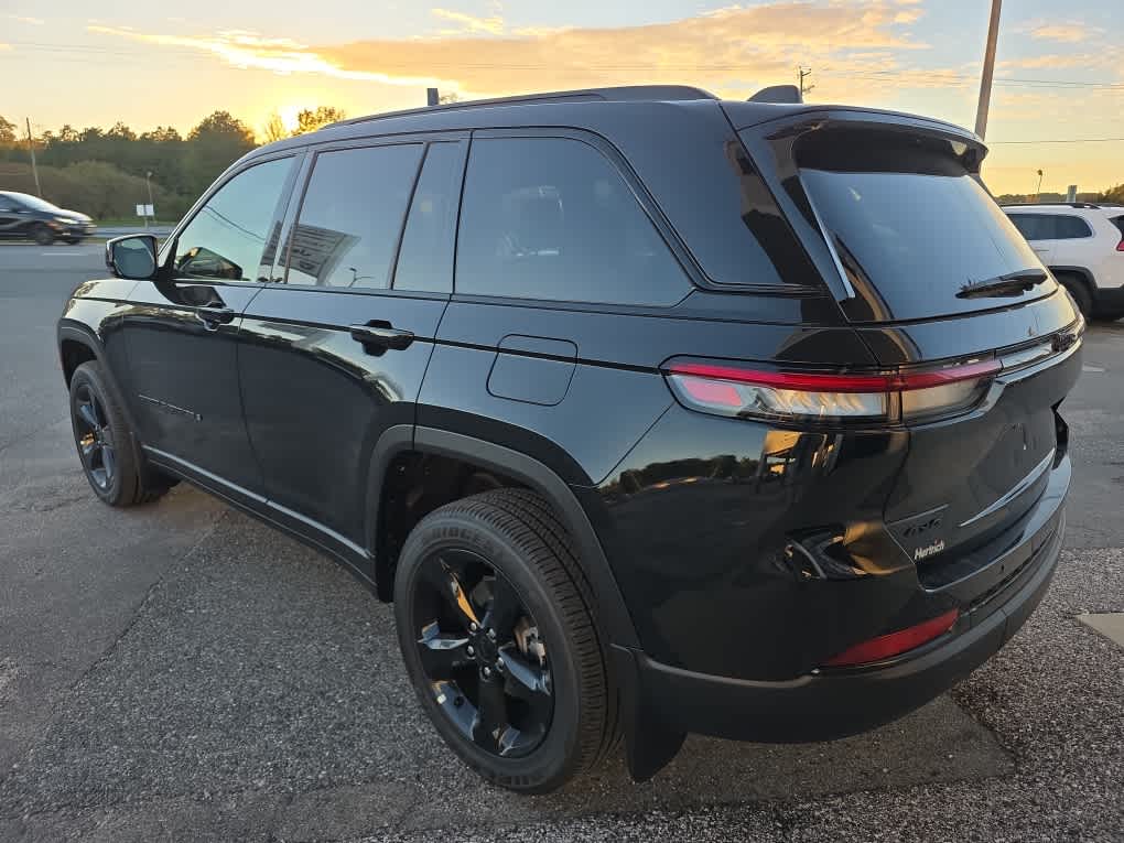 2025 Jeep Grand Cherokee Altitude photo 2