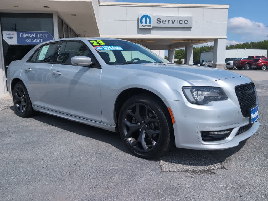 2023 Chrysler 300 Touring L RWD's photo