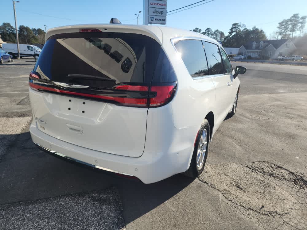 2025 Chrysler Pacifica photo 4