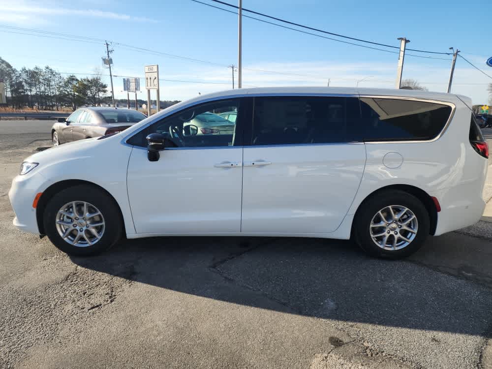 2025 Chrysler Pacifica photo 2