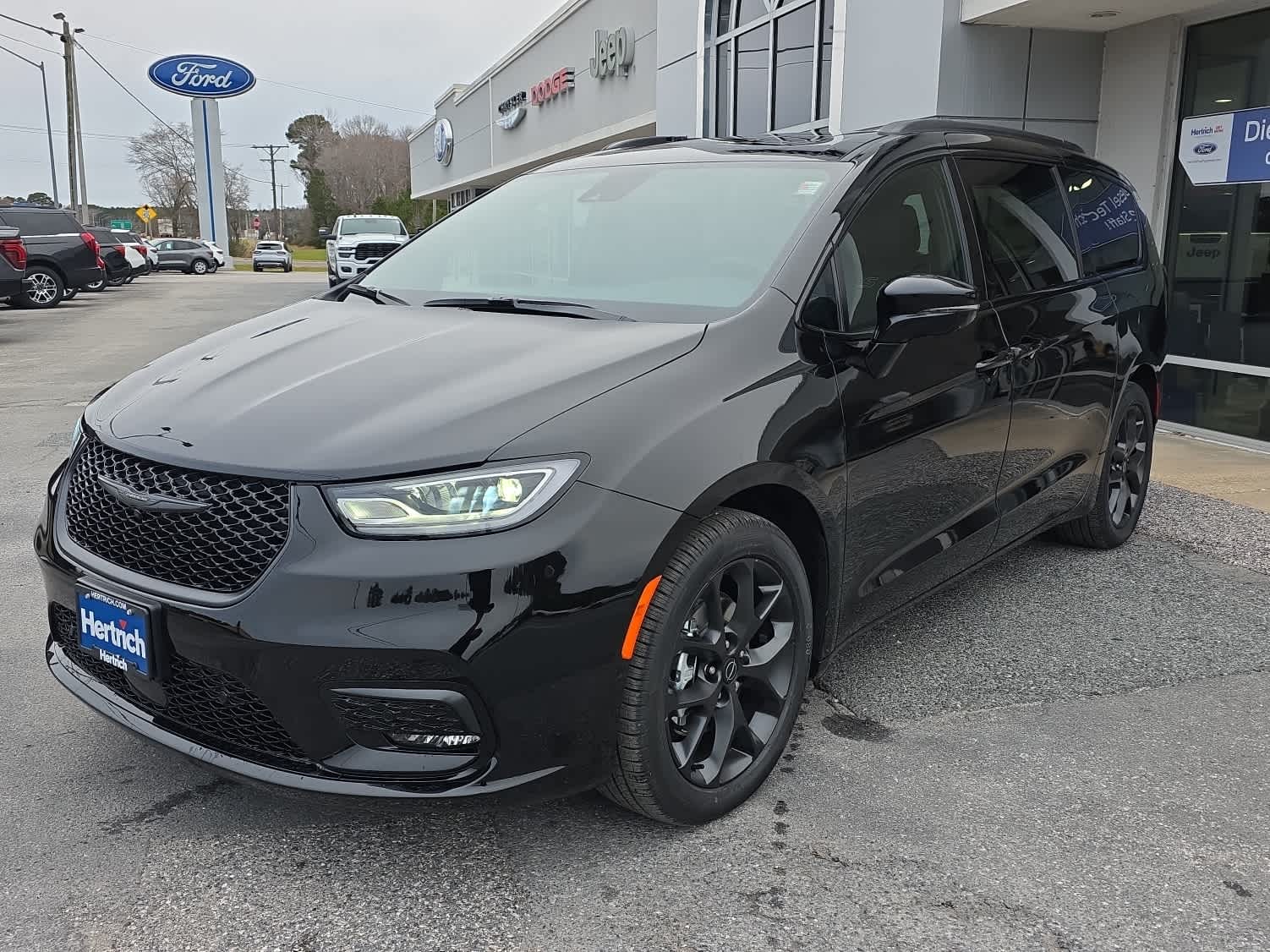 2026 Chrysler Pacifica Limited's photo