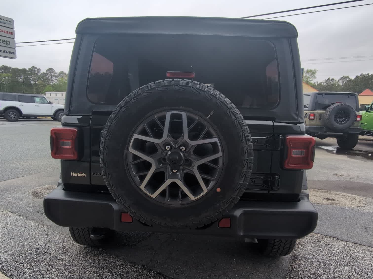 2025 Jeep Wrangler 4-Door Sahara - Photo 9