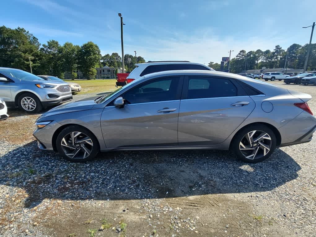 2024 Hyundai Elantra Limited photo 4