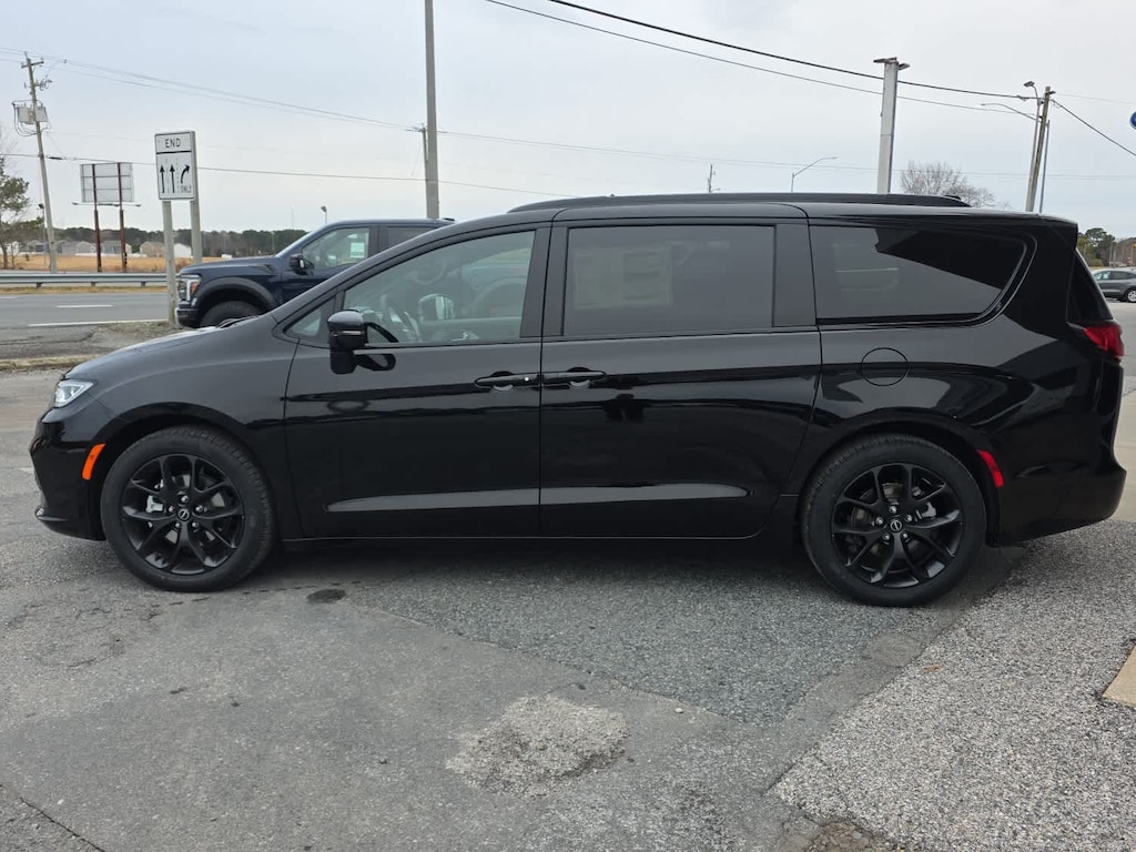 New 2026 Chrysler Pacifica LIMITED Passenger Van
