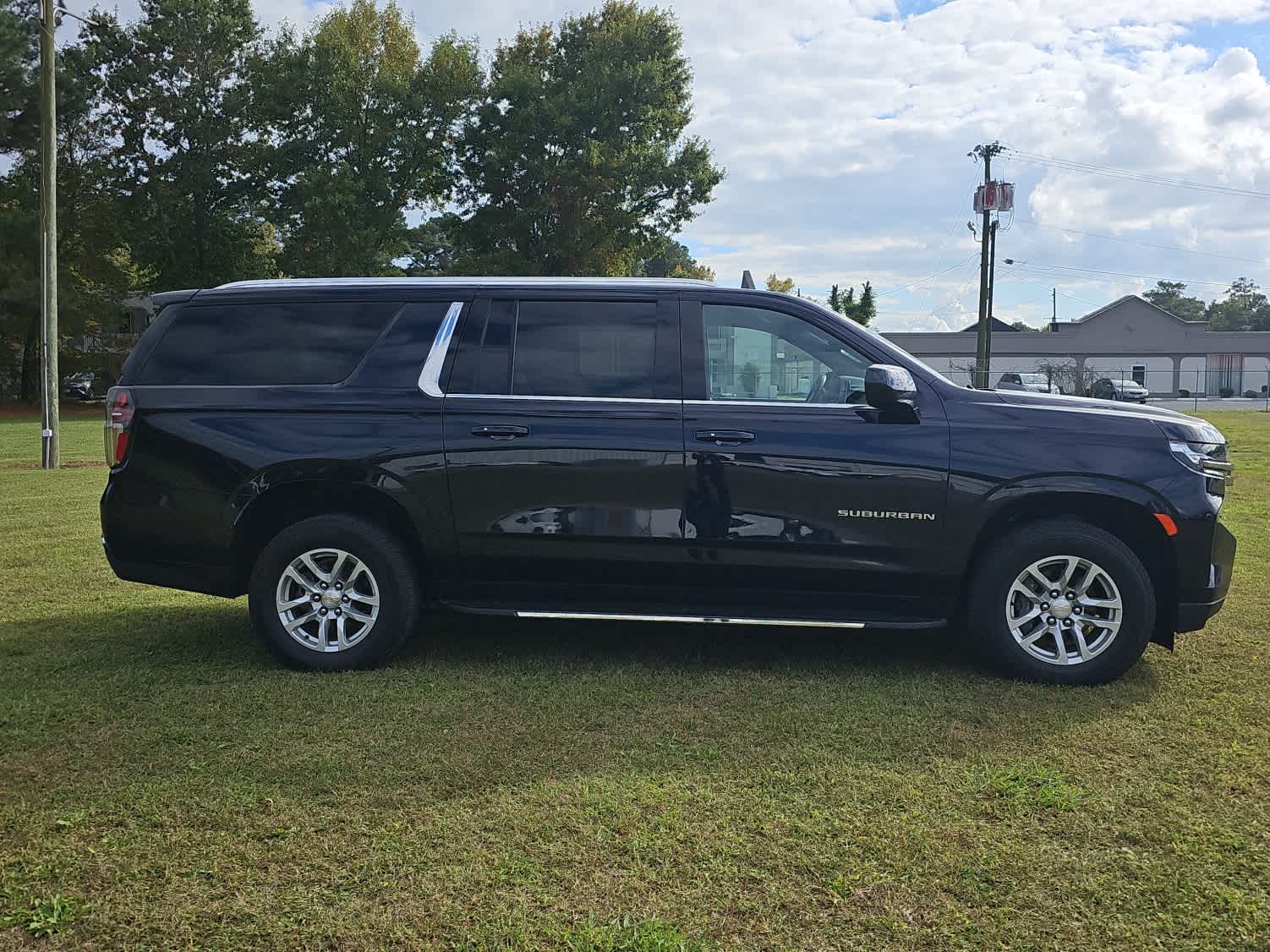 2023 Chevrolet Suburban LT photo 3
