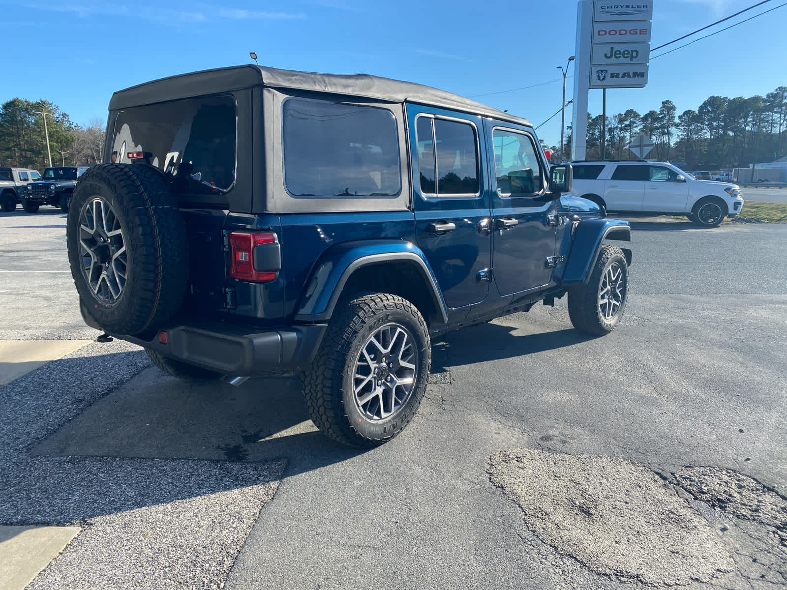 2025 Jeep Wrangler Sahara photo 4