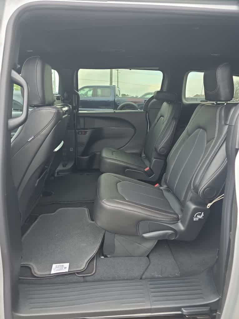 2026 Chrysler Pacifica Select - Photo 11